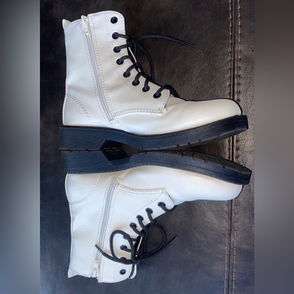 Time & Tru Women’s White & Black Combat Boots Size 8 - Picture 3 of 7